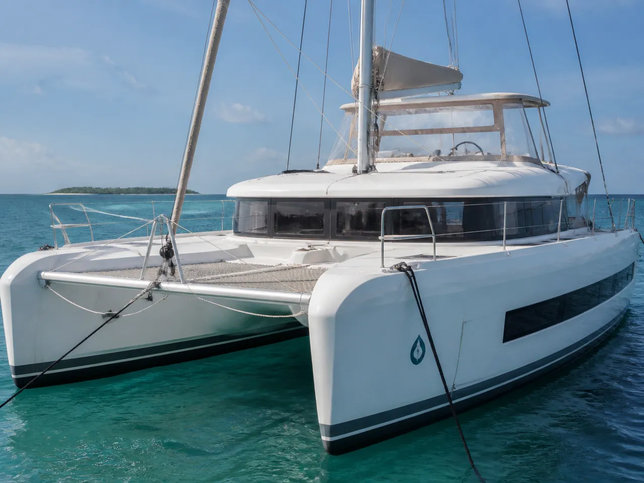 Lagoon Sailing Yacht Lagoon — спереди
