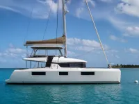 Lagoon Sailing Yacht Lagoon — पार्श्व