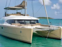 Sailing Catamaran Champagne — front