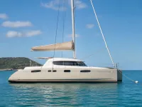 Sailing Catamaran Champagne — side
