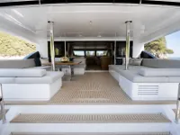 Sailing Catamaran Champagne — detail