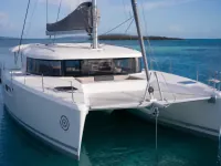 Sailing Catamaran Rose — спереди