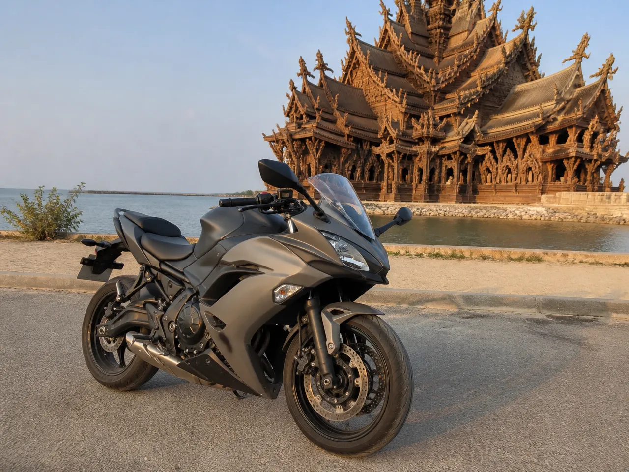 Kawasaki Ninja 650 — 正面