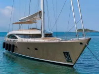 Sailing Yacht Enigma — ด้านหน้า