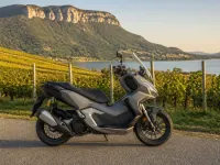 Honda ADV 150 — 측면