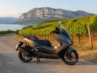 Honda Forza 300 — 侧面