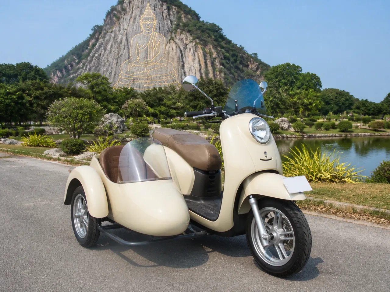 Honda Scoopy with sidecar — front