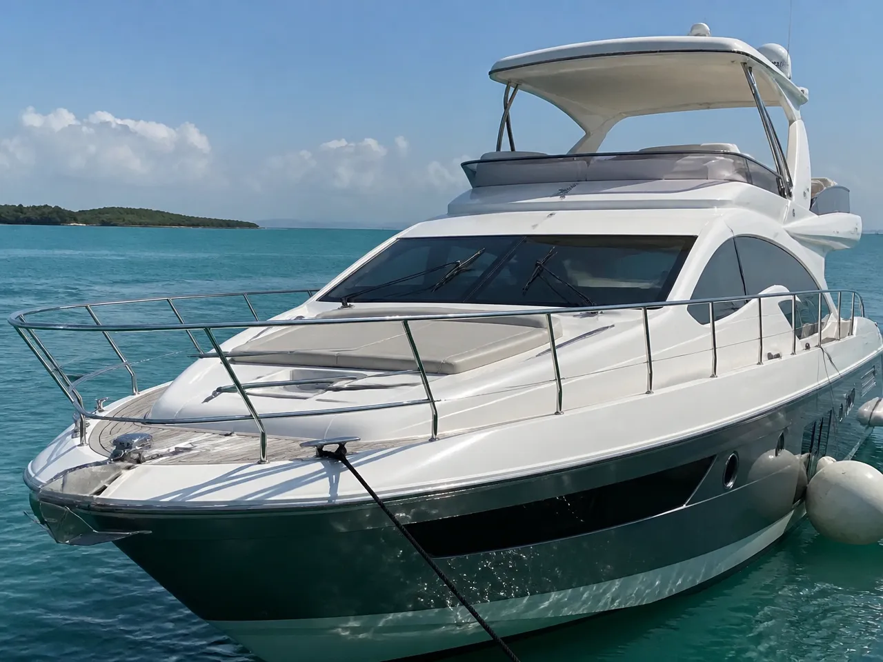 Azimut 66 Flybridge — front