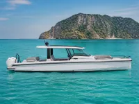Axopar 37 Sun-Top — ด้านข้าง