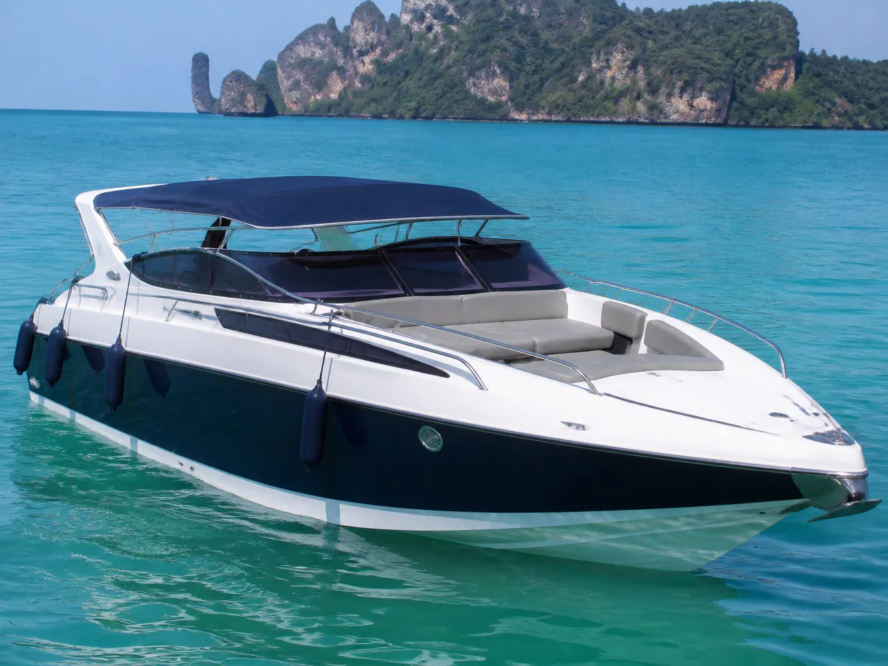 Coco-Kik Marine 40 ft speedboat — vorn
