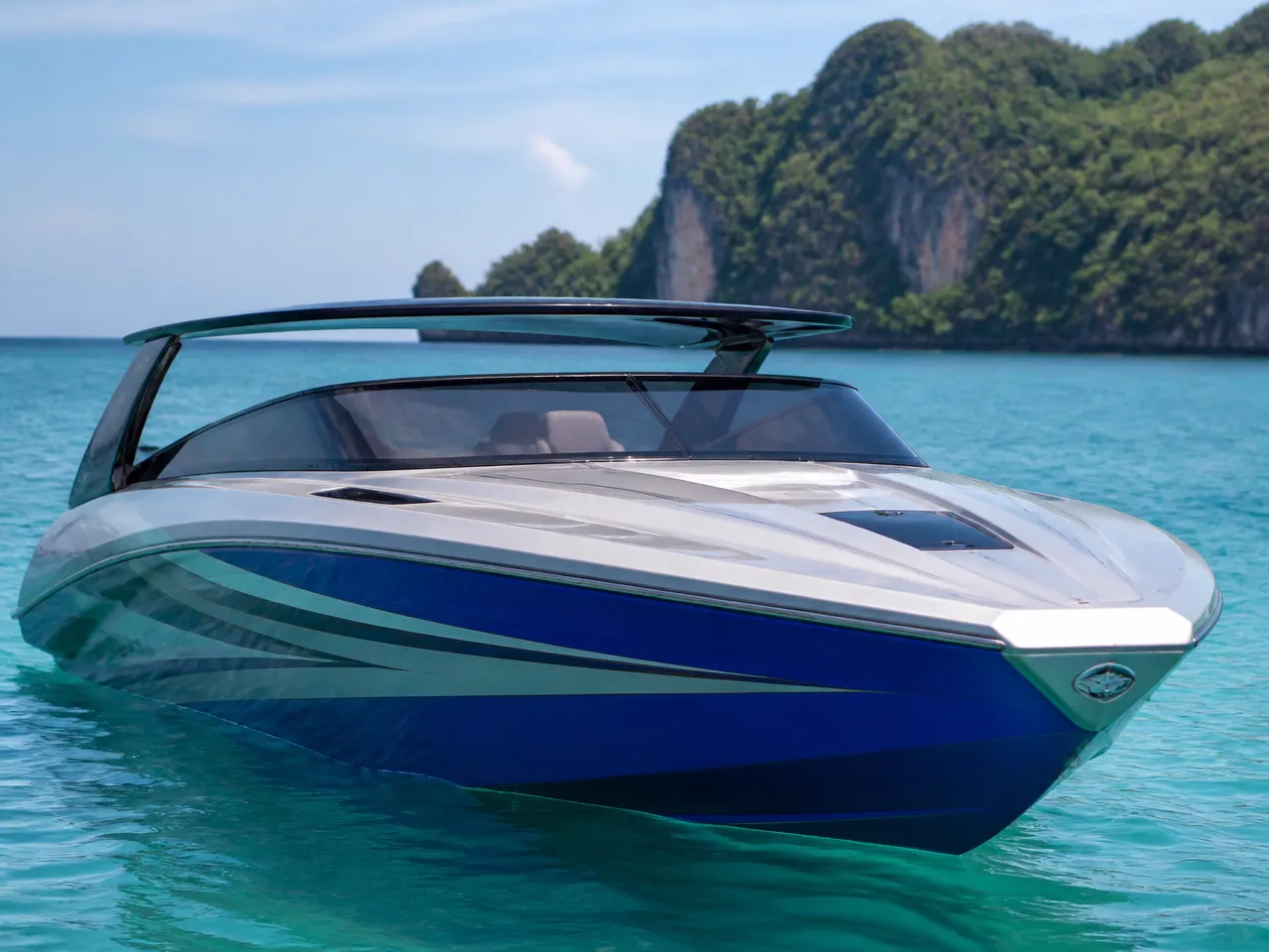 Custom 38 ft speedboat — спереди