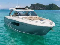 Custom Twin Engines 2×200 hp, 37 ft — vorn