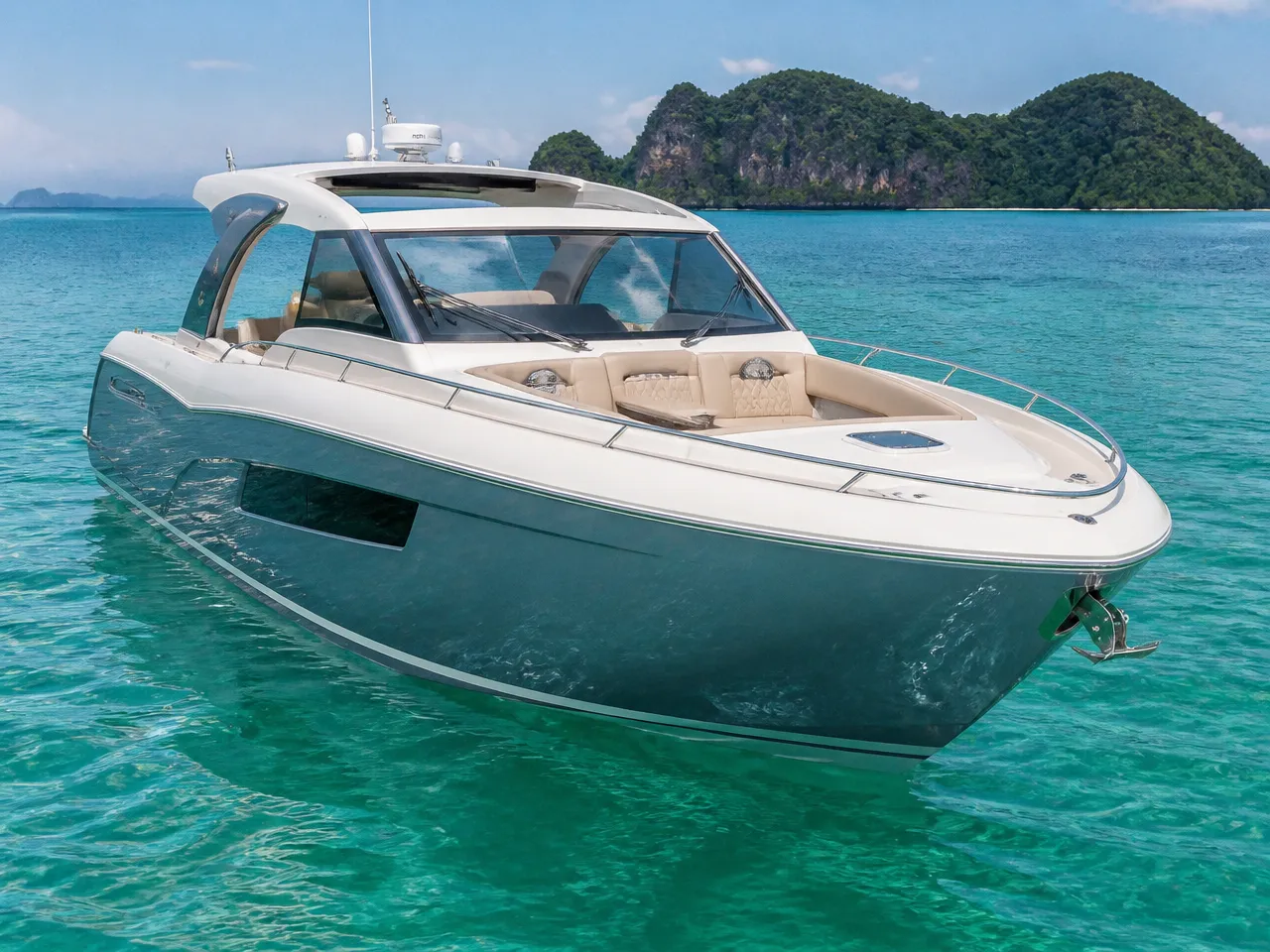 Custom Twin Engines 2×200 hp, 37 ft — vorn