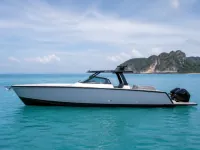 Custom Twin Engines 2×200 hp, 37 ft — seitlich