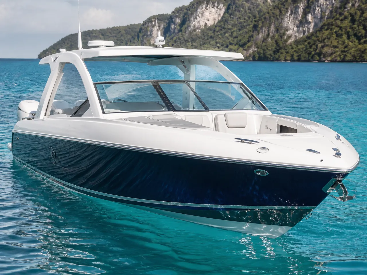 Custom Twin Engines 200 hp, 27 ft — спереди