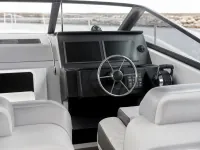 Custom Twin Engines 200 hp, 27 ft — деталь