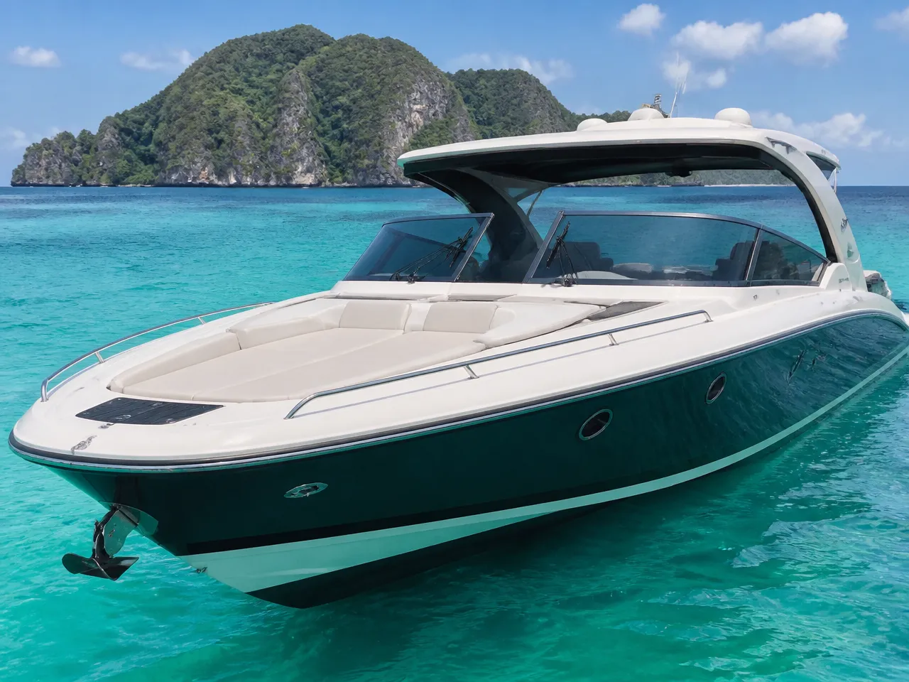 SFY33 speedboat 33 ft — vorn