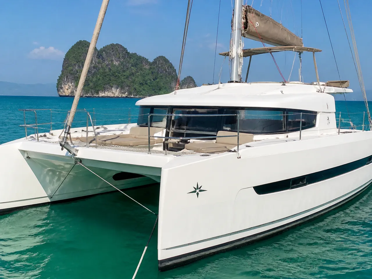 Catana Bali 4.2 — спереди