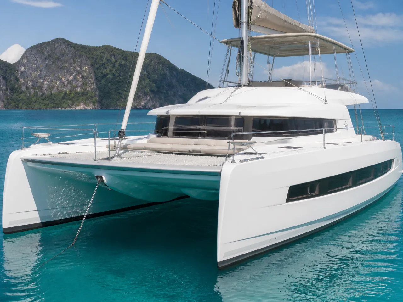 Catana Bali 4.8 — спереди