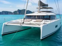 Fountaine Pajot Astréa 42 — front