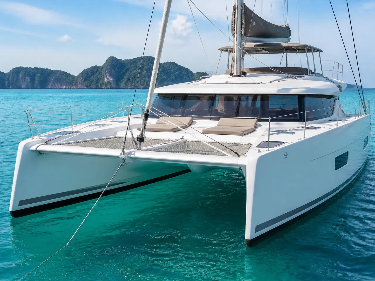 Fountaine Pajot Astréa 42 — front