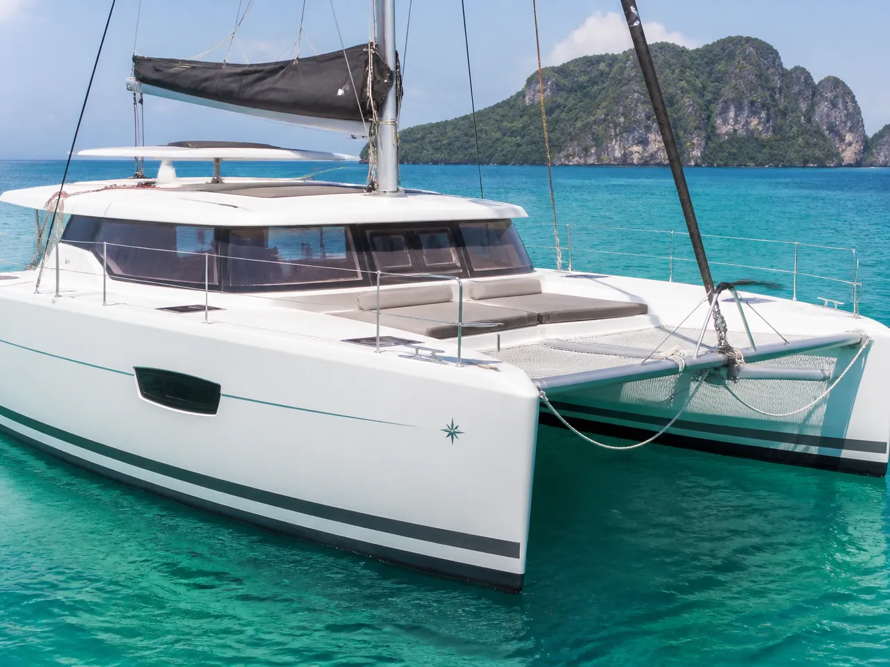 Fountaine Pajot Lucia 40 — спереди