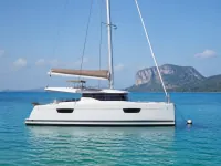 Fountaine Pajot Lucia 40 — 侧面