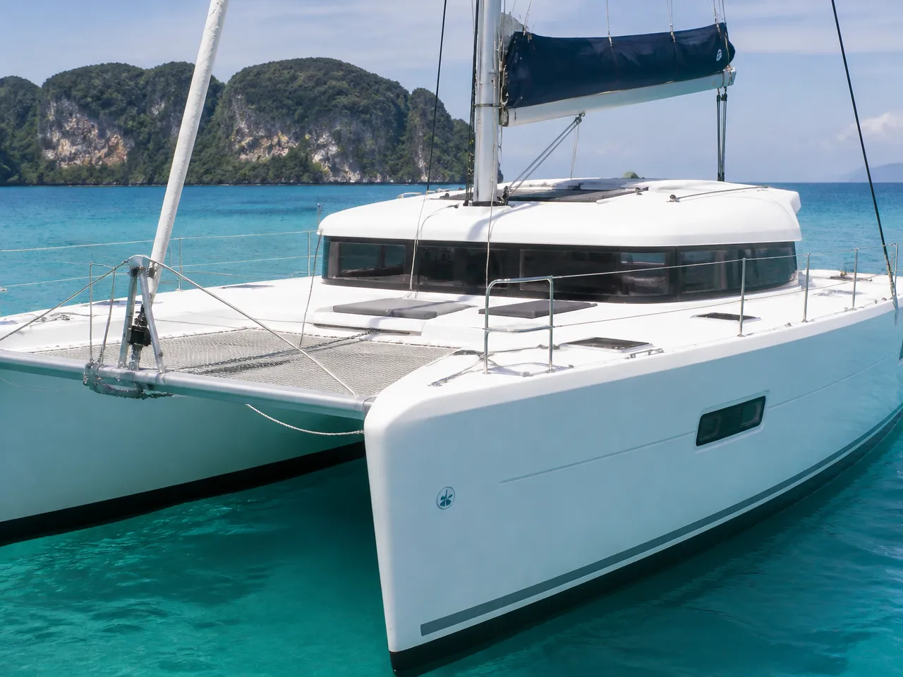 Lagoon 420 — front