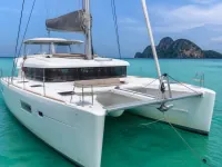 Lagoon 450 F — спереди