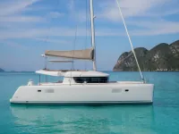 Lagoon 450 F — сбоку