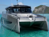 Stealth 47ft Powercat — спереди