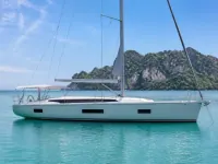 Bavaria C45 — seitlich