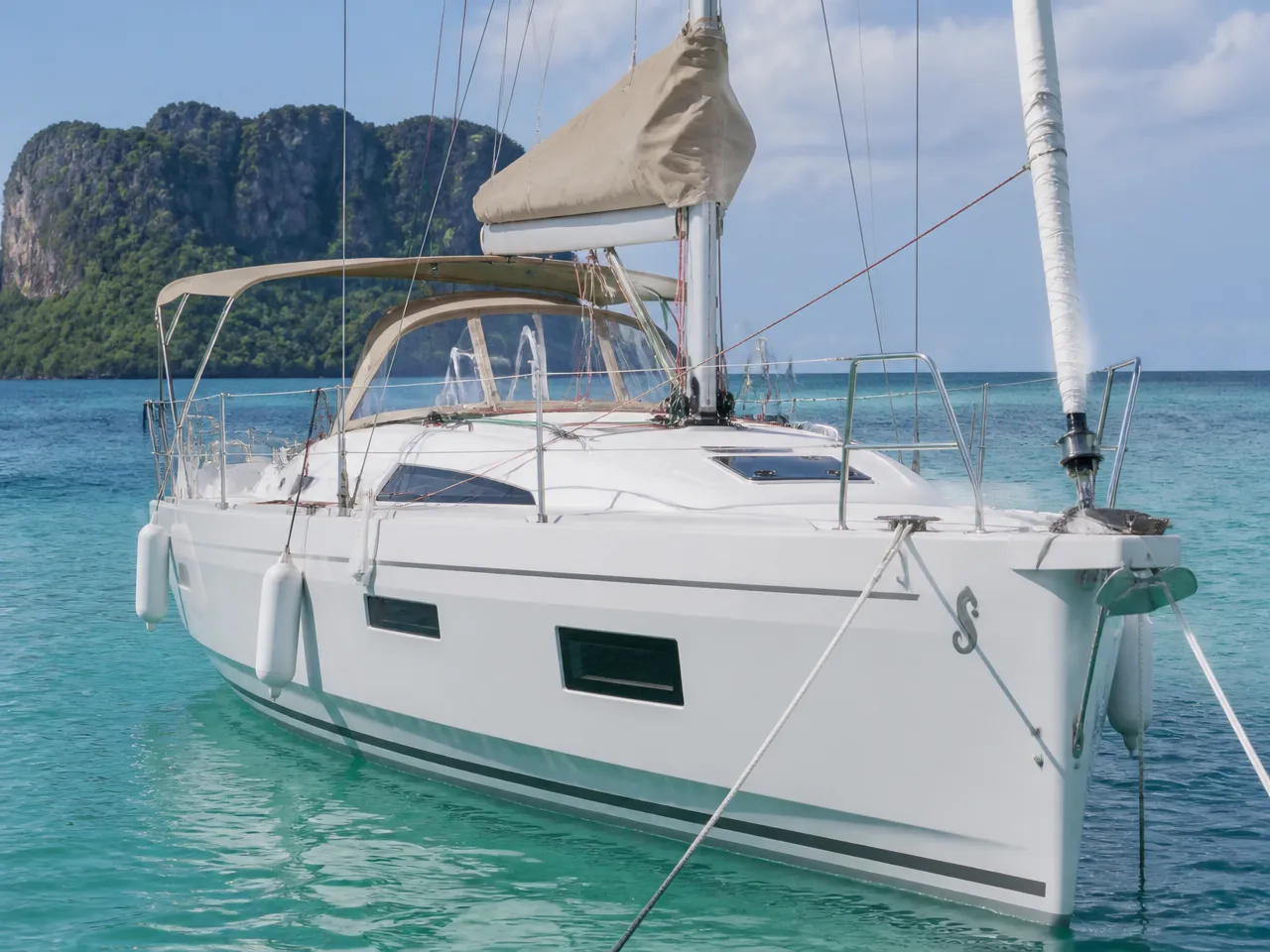 Beneteau Oceanis 34.1 — спереди