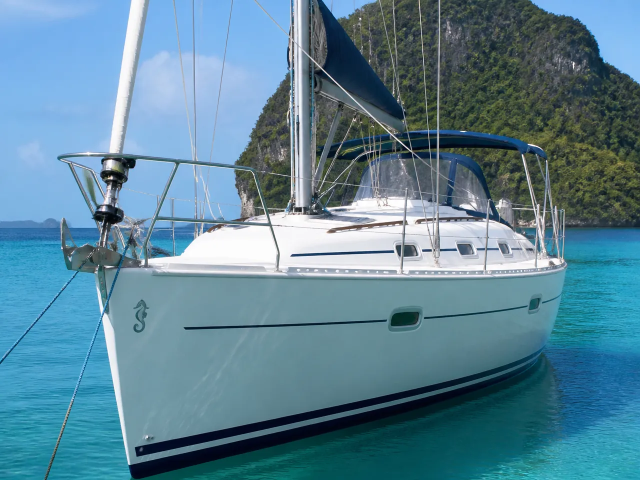 Beneteau Oceanis Clipper 323 — спереди