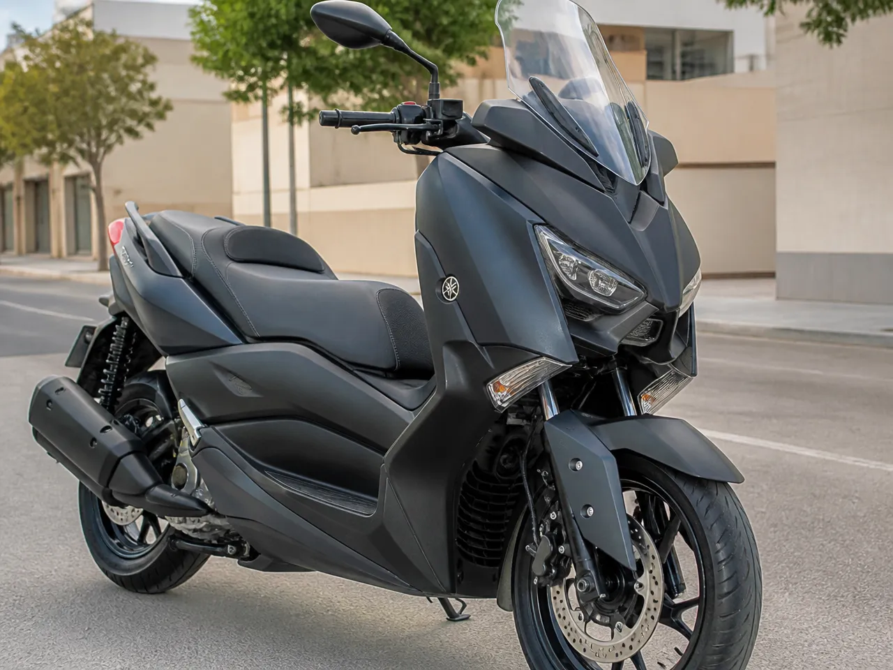 Yamaha XMAX 300 — спереди