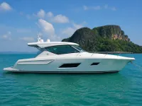 Tiara 43 — ด้านข้าง