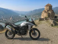 Benelli TRK 702X — الجانب