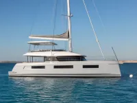 Bavaria Nautitech 46 Fly — seitlich