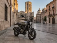 Husqvarna Svartpilen 701 ABS — anteriore