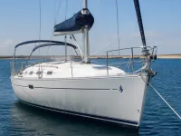 Beneteau Oceanis 321 — спереди