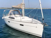 Beneteau Oceanis 40 — спереди