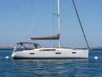 Beneteau Oceanis 40 — сбоку