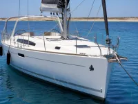 Beneteau Sense 50 — voorzijde