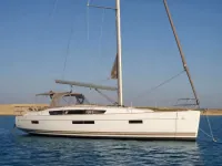 Jeanneau 461 — side