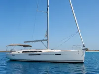 Jeanneau 49 — side