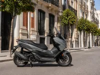 Honda Forza 125 ABS — zijkant