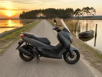 Yamaha NMAX 125 — seitlich